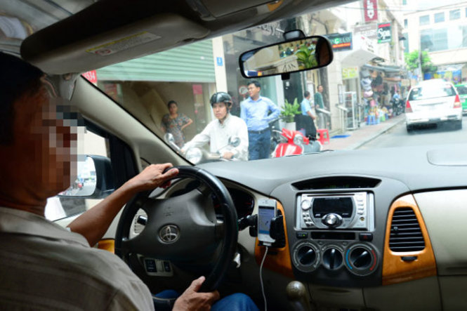 Cho đến nay, Nhà nước vẫn chưa thu được thuế của Uber. Quy định mới nhất về thuế đối với Uber do Tổng cục Thuế ban hành lại gây nhiều tranh cãi. Trong ảnh: một tài xế Uber chở khách tại TP.HCM  - Ảnh: T.T.D.