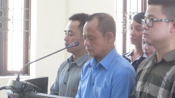Ông trùm giang hồ Minh “sâm” (áo xanh) tại tòa ngày 2-6 - Ảnh: T.T