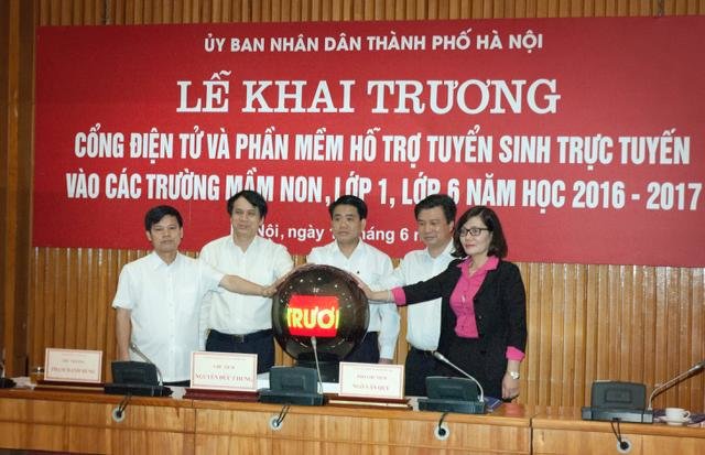 Bấm nút khai trương phần mềm tuyển sinh trực tuyến tại Hà Nội - Ảnh: V.HÀ