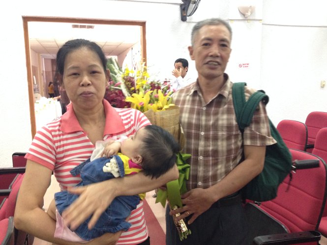 Bé Tường Vy say ngủ trong vòng tay cha mẹ - Ảnh: BV cung cấp