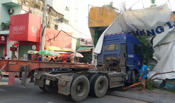 Hiện trường vụ tai nạn, chiếc xe bị hư hỏng nằm chắn ngang một làn đường - Ảnh: Lê Phan