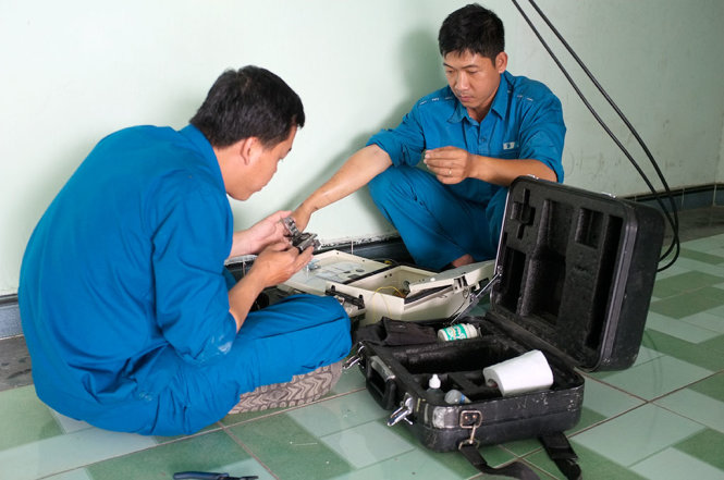Lắp đặt cáp quang Internet tại chung cư Miếu Nổi (P.3, Q.Bình Thạnh, TP.HCM) - Ảnh: CHÂU ANH