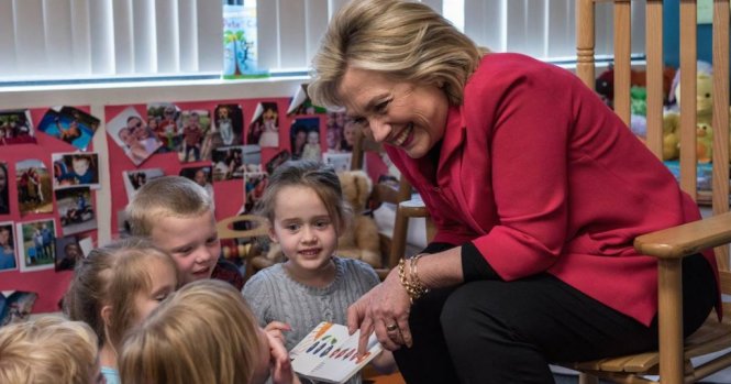Hình ảnh bà Hillary gần gũi với trẻ em đang được dùng quảng bá 
- Ảnh: hillaryclinton.com