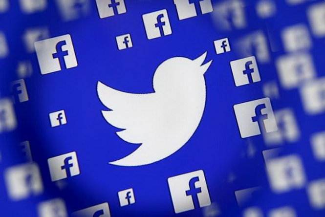 Logo Facebook và Twitter tại một buổi triển lãm ở Bosnia và Herzegovina năm 2015 - Ảnh: Reuters
