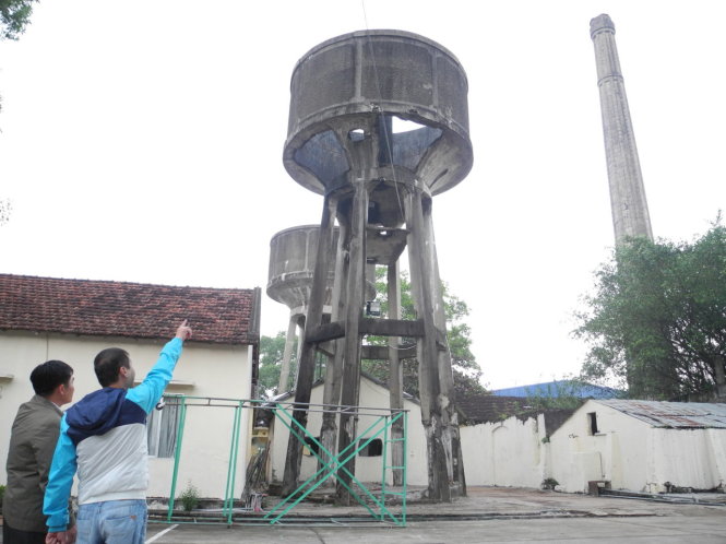 Hai bể nước treo và cột ống khói là một phần của nhà máy kẽm hiện thuộc khu vực quản lý của Công ty TNHH Sao Vàng - Ảnh: Đức Hiếu