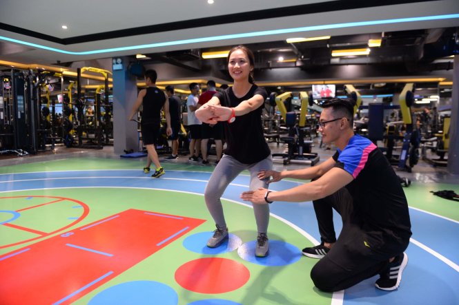 Để đảm bảo an toàn và hiệu quả, người tập cần có huấn luyện viên hướng dẫn - Ảnh: HỮU KHOA