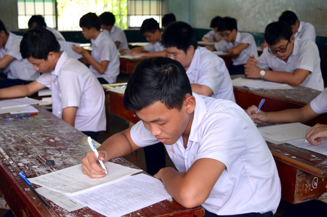 Các thí sinh làm bài thi trong kỳ thi tuyển sinh vào lớp 10 THPT trên địa bàn tỉnh Đồng Nai năm 2015-2016 - Ảnh: A.L