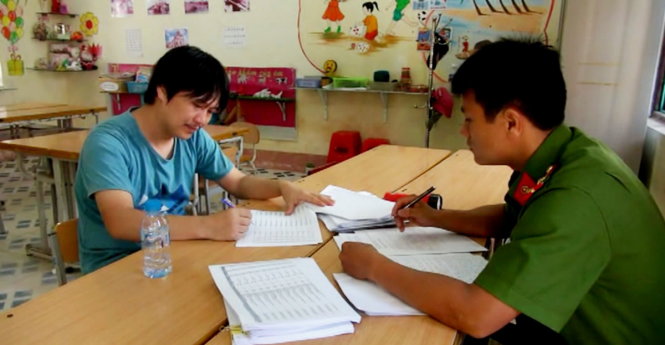 Cơ quan công an đang lấy lời khai một trong số các đối tượng của đường dây cá độ - Ảnh: QUỐC NAM