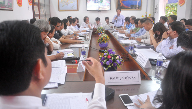 Quang cảnh buổi hòa giải giữa 33 hộ dân và 14 DN bị kiện đòi bồi thường - Ảnh: Đông Hà