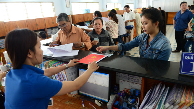 Nhân viên Văn phòng đăng ký đất đai chi nhánh Q. Gò Vấp trả hồ sơ đăng ký cho dân.
