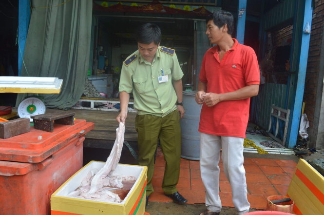Đoàn kiểm tra liên ngành bắt quả tang cơ sở “biến” thịt trăn thành khô rắn - Ảnh: Bửu Đấu
