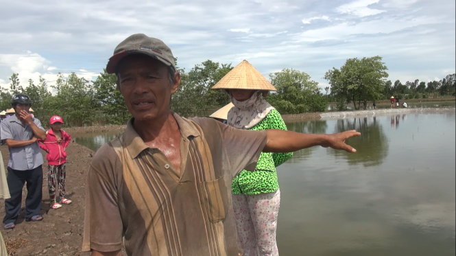 Ông Lê Văn Chuẩn trên bờ vuông tôm mới đã bơm đầy nước mặn - Ảnh: NG.TRIỀU