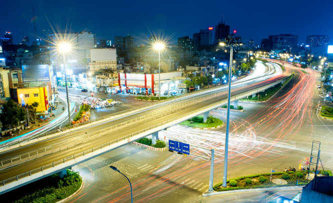 Ngã tư Hàng Xanh hiện đại hôm nay với cầu vượt bằng thép, chuyển tải hàng trăng ngàn lượt xe mỗi ngày và ngã tư Hàng Xanh những năm 1975-1976 - Ảnh: TỰ TRUNG