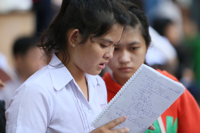 Thí sinh trao đổi bài trước giờ thi môn toán tại cụm thi Trường ĐH Công nghiệp thực phẩm kỳ thi THPT quốc gia năm 2015 - Ảnh: NHƯ HÙNG