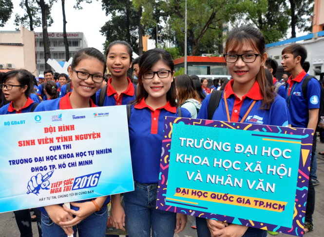 Các chiến sĩ Tiếp sức mùa thi TP.HCM đã sẵn sàng hỗ trợ thí sinh tham gia kỳ thi THPT quốc gia và xét tuyển đại học, cao đẳng 2016 - Ảnh: DUYÊN PHAN