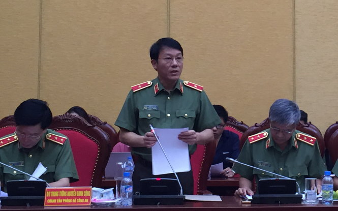 Đại diện Bộ Công an phát biểu tại họp báo - Ảnh: THÂN HOÀNG