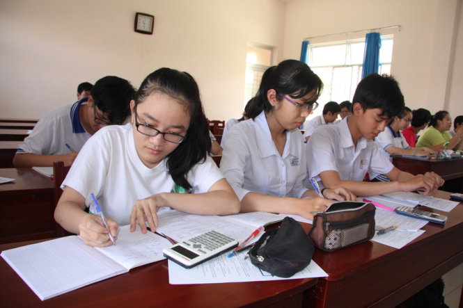 Học sinh Trường THPT chuyên Bến Tre ôn thi THPT quốc gia năm 2016. Trường này có 3 thí sinh được ưu tiên xét tuyển vào Trường ĐH Công nghệ thông tin (ĐHQG TP.HCM) trong năm nay. - Ảnh: TRẦN HUỲNH
