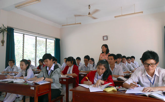 Học sinh Trường chuyên Quang Trung (thị xã Đồng Xoài, tỉnh Bình Phước) ôn tập trước kỳ “vượt vũ môn” - Ảnh: Bùi Liêm