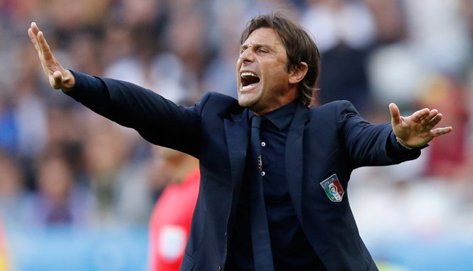 HLV Conte chỉ đạo các cầu thủ Ý trong trận thắng Tây Ban Nha 2-0 - Ảnh: REUTERS