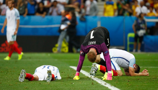 Các cầu thủ Anh thất vọng sau khi thất bại 1-2 trước Iceland - Ảnh: REUTERS