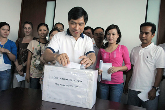 TS Lê Nguyễn Minh Quang cùng nhân viên Tập đoàn Bachy Soletanche ủng hộ chương trình “Góp đá xây Trường Sa” của báo Tuổi Trẻ - Ảnh: Minh Đức