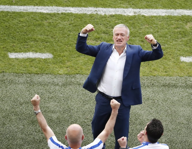 HLV Didier Deschamps ăn mừng trận thắng của Pháp trước CH Ireland - Ảnh: Reuters