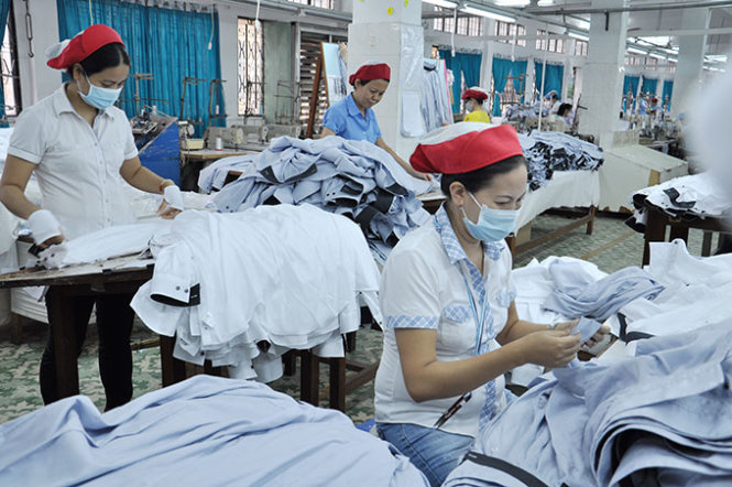 Các doanh nghiệp trông chờ Bộ Công thương sửa đổi những vướng mắc trong thông tư 37 càng nhanh càng tốt. Trong ảnh: sản xuất hàng xuất khẩu tại Công ty CP may Bình Minh - Ảnh: T.V.N.