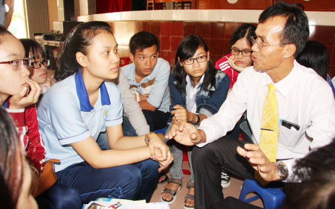 TS Lê Tuấn Lộc, phó hiệu trưởng Trường ĐH Kinh tế - luật (ĐHQG TP.HCM) tư vấn thông tin tuyển sinh ĐH năm 2016 cho học sinh. - Ảnh: TRẦN HUỲNH