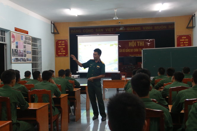 Các chiến sĩ ở lữ đoàn thông tin 23 trong giờ học tiếng Anh - Ảnh: MINH PHƯỢNG
