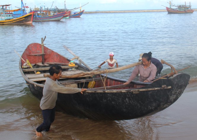 Như bao ngư dân vùng bị ảnh hưởng do cá chết, ngư dân thị xã Kỳ Anh (Hà Tĩnh) muốn biết nguyên nhân và thủ phạm gây ra sự cố để trở lại ngư trường đánh bắt - Ảnh: VĂN ĐỊNH