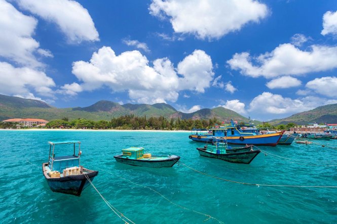 Những chiếc thuyền neo đậu đầy màu sắc tại Côn Đảo. Ảnh: Aleksander Kaczmarek/iStock/Getty Images.