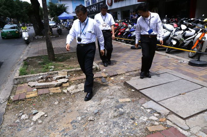 Vỉa hè đường Đinh Tiên Hoàng (Q.1, TP.HCM) vỡ nát, nham nhở - Ảnh: NGỌC DƯƠNG