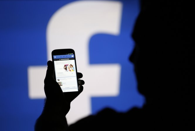Một người đàn ông truy cập Facebook tại thị trấn Zenica ở Bosnia - Ảnh: Reuters