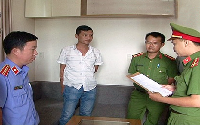 Cơ quan công an đang đọc lệnh khám xét nhà và bắt khẩn cấp Bạch Quốc Phương - Ảnh: Cơ quan công an cung cấp