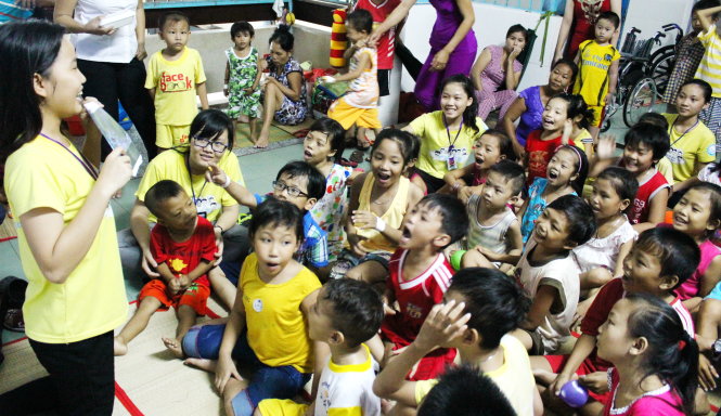 Lớp học chăm sóc bệnh nhi bên hành lang bệnh viện không chỉ có các bệnh nhi mà còn có cả phụ huynh cùng học - Ảnh: Q.L.