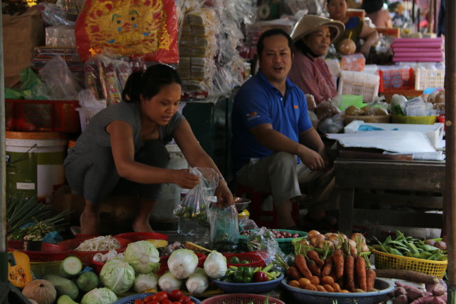 Vợ chồng anh Lê Viết Hùng và chị Phan Thị Mận hằng ngày buôn bán chăm lo gia đình nhỏ - Ảnh: YẾN TRINH