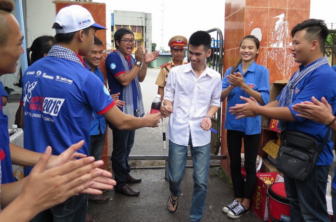 Thí sinh hoàn thành xong môn văn tại điểm trường ĐH Công nghệ - thông tin và truyền thông (ĐH Thái Nguyên) - Ảnh: QUANG THẾ