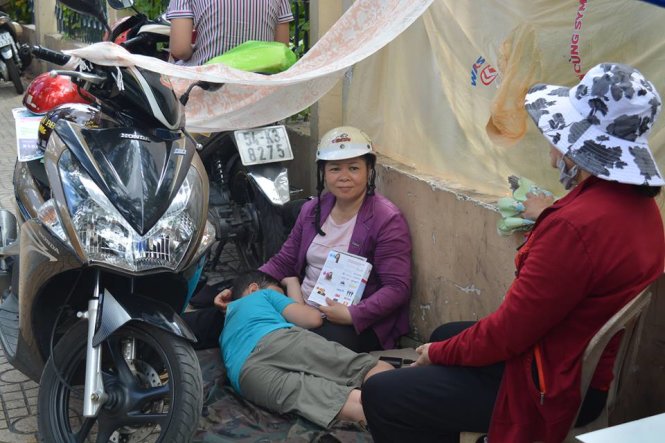 Gia đình ba thế hệ cùng “đi thi” - Ảnh: THANH THẢO