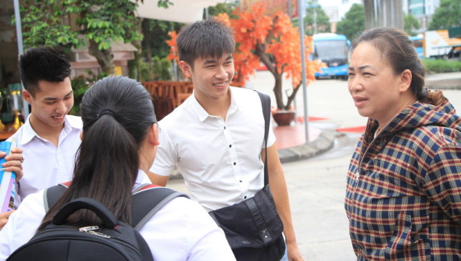 Cô Lan (phải) hỏi thăm tình hình các thí sinh sau buổi thi môn Địa lý - Ảnh: ĐỨC HIẾU