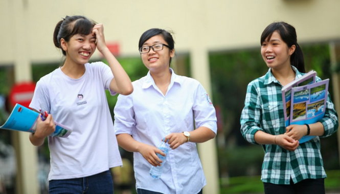Thí sinh ở Hà Nội tự tin, thoải mái vào phòng thi môn địa - Ảnh: NAM TRẦN