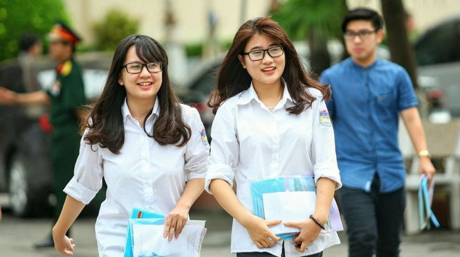 Thí sinh ở Hà Nội rạng rỡ sau khi hoàn thành môn địa - Ảnh: NAM TRẦN