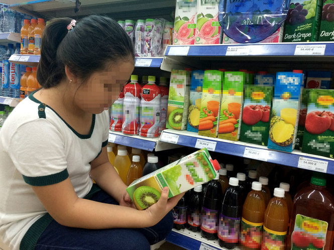 Người lớn được khuyến cáo một ngày không uống quá một chai nước có đường - Ảnh: DUYÊN PHAN