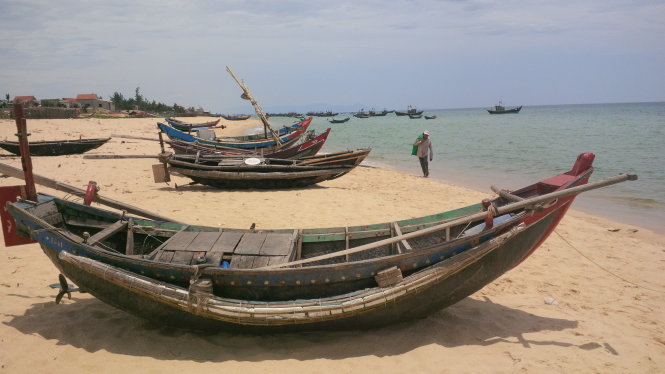 Sau đợt cá chết hàng loạt, đa số các thuyền công suất nhỏ, bơ nan chuyên đánh bắt gần bờ của ngư dân xã biển Nhân Trạch (Bố Trạch, Quảng Bình) phải nằm bờ suốt ba tháng trời - Ảnh: Quốc Nam