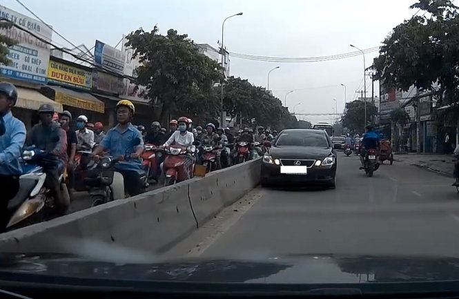 Tránh tắt đường, chiếc Lexus liều lĩnh chạy ngược chiều - Ảnh: otosaigon