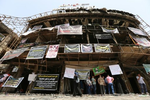 Thân nhân các nạn nhân trong vụ đánh bom tại hiện trường vụ việc ở quận Karrada, thủ đô Baghdad - Ảnh: AFP