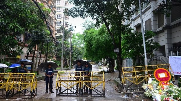 Người dân để hoa tại rào chắn của cảnh sát bên ngoài hiện trường vụ khủng bố để tưởng niệm các nạn nhân - Ảnh: AFP