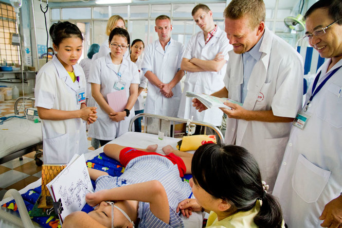 Đoàn bác sĩ và sinh viên ngành y Thụy Điển trong một lần ghé thăm bệnh viện đã xúc động khi xem tranh của Khang và trực tiếp chứng kiến Khang vẽ