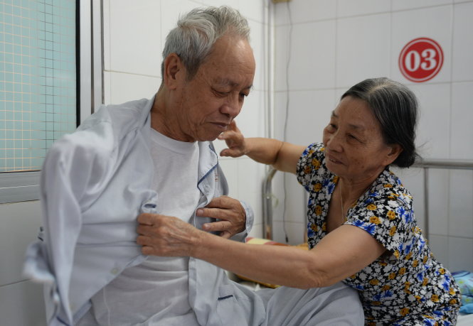 Khi có người nhà nằm viện, nhiều người phải chia ca túc trực 
chăm sóc - Ảnh minh họa: HỮU KHOA
