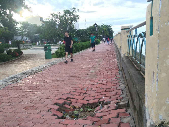 Vỉa hè thuộc công viên Tầm Vu bị sụt lún sau khi đã sửa chữa nhiều lần - Ảnh: LÊ PHAN