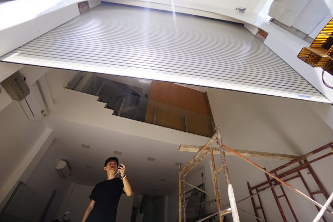 Cửa cuốn nhà anh T. vừa được lắp mới sau sự cố rơi tự do - Ảnh: QUANG ĐỊNH